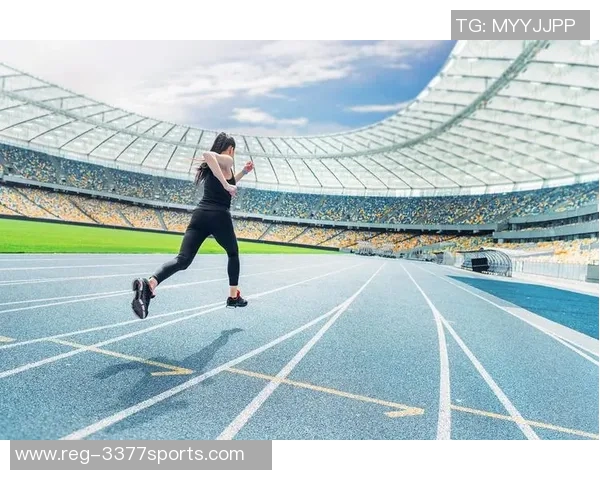 如图某足球运动员站在球场中央准备发起进攻展现出强大的竞技状态与团队合作精神 如图某足球运动员站在球场中央准备发起进攻展现出强大的竞技状态与团队合作精神